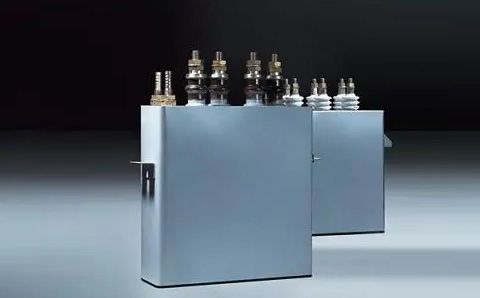 電容器在直流電路中起什么作用？